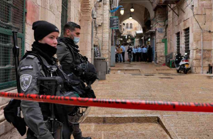 Israeli police fatally shoot one Palestinian gunman, wound 4 in Jerusalem attack